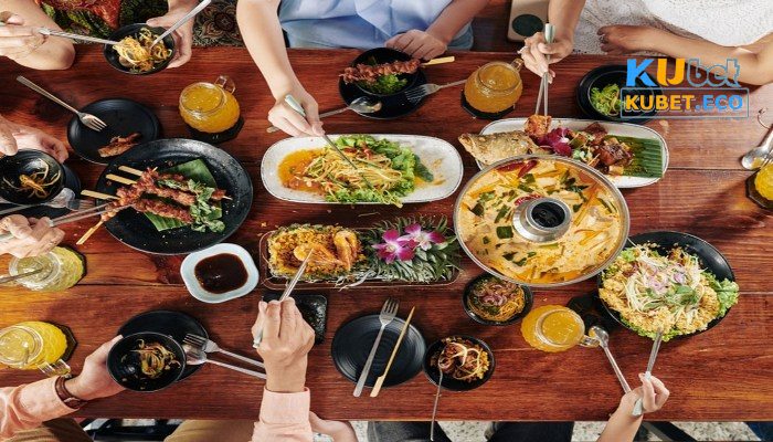 Mơ thấy ăn uống đông người cùng gia đình