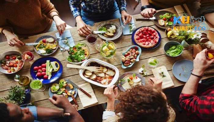 Mơ thấy ăn uống đông người thì nên đánh con gì