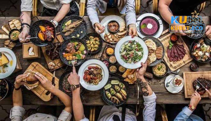 Mơ thấy ăn uống đông người và được đi ăn uống cùng người nổi tiếng