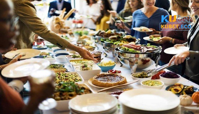 mơ thấy ăn uống đông người thường biểu trưng cho sự giàu có